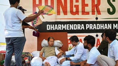 Many actors, including Omi Vaidya, who played the character of ‘Chatur’ in 3 Idiots, Swara Bhaskar, Zeenat Aman ad Rubina Dilaik have come forth to support Wangchuk. (HT/Vipin Kumar) Many actors, including Omi Vaidya, who played the character of ‘Chatur’ in 3 Idiots, Swara Bhaskar, Zeenat Aman ad Rubina Dilaik have come forth to support Wangchuk. (HT/Vipin Kumar)