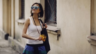 How I style tank tops so they look chic and not like basic vests (Pexels)