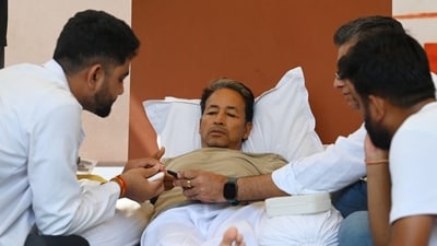Cockroach Janta Party founder Abhijeet Dipke, who is spearheading the protest for 26 days now, said on Tuesday that Sonam Wanghcuk is in immense pain and lost over 8 kgs since the begining of the fast. (HT/Vipin Kumar) Cockroach Janta Party founder Abhijeet Dipke, who is spearheading the protest for 26 days now, said on Tuesday that Sonam Wanghcuk is in immense pain and lost over 8 kgs since the begining of the fast. (HT/Vipin Kumar)