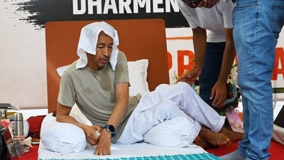 As the movement continues to grow, many political leaders and actors have come forward, supporting Sonam Wangchuk and Abhijeet Dipke. Leaders such as Uddhav Thackeray, Mamata Banerjee, Arvind Kejriwal, among others have urged the climate activist to call off his hunger strike as his health continues to deteriorate. (HT/Vipin Kumar) As the movement continues to grow, many political leaders and actors have come forward, supporting Sonam Wangchuk and Abhijeet Dipke. Leaders such as Uddhav Thackeray, Mamata Banerjee, Arvind Kejriwal, among others have urged the climate activist to call off his hunger strike as his health continues to deteriorate. (HT/Vipin Kumar)