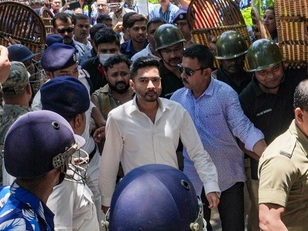 রাজ্যের বিভিন্ন থানায় তাঁর বিরুদ্ধে ঠিক কতগুলি মামলা রয়েছে, সেই তথ্য আদালতে জমা দিতে পুলিশকে মৌখিক নির্দেশ দিয়েছেন বিচারপতি সৌগত ভট্টাচার্য। 