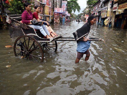 আগামী কয়েক দিন দক্ষিণবঙ্গের বিস্তীর্ণ এলাকায় ভারী থেকে অতি ভারী বৃষ্টির সম্ভাবনা রয়েছে।