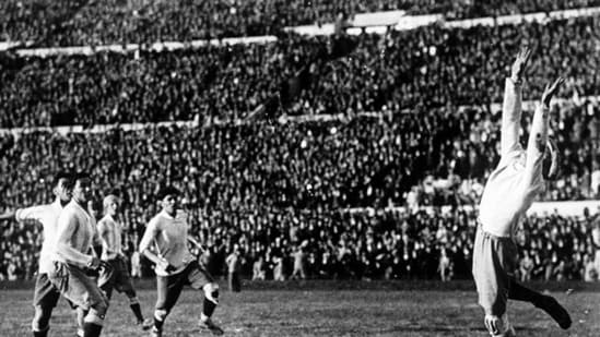 Hector Castro's 89th-minute goal gave Uruguay the decisive goal vs Argentina in the 1930 Final. (X images)