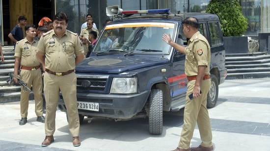 Uttar Pradesh Police arrested a woman accused of posing as an IAS officer to marry a man and allegedly extorting  <span class='webrupee'>₹</span>40 lakh, representational image