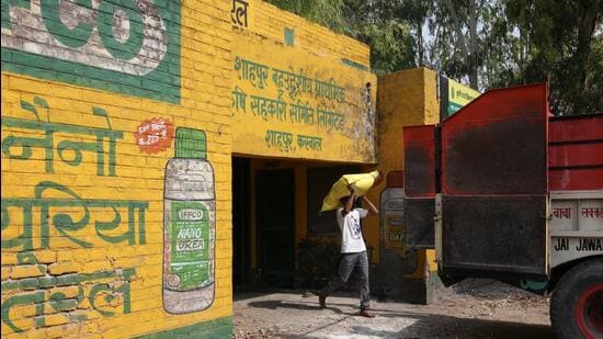 A worker carries a sack of urea fertiliser as he loads it in a farmers tractor at a Multipurpose Primary Agriculture Cooperative Society in Karnal, in the northern state of Haryana, India, June 19, 2026. REUTERS/Bhawika Chhabra (REUTERS)