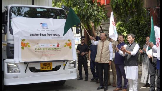 Ladakh lieutenant governor Vinai Kumar Saxena flagging of the consignment in Leh on Wednesday. (HT Photo)