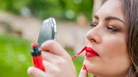 Makeup guide to prevent your lipstick from bleeding