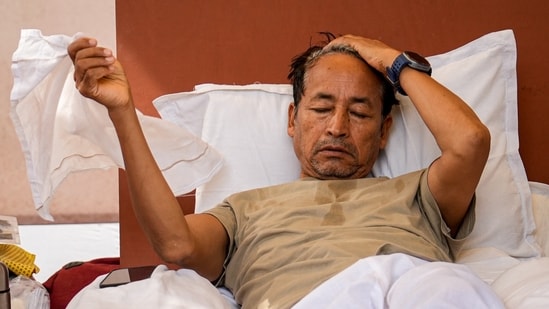 Sonam Wangchuk hunger strike LIVE: Climate activist Sonam Wangchuk during a protest by Cockroach Janata Party (CJP) demanding Pradhan's resignation over alleged irregularities in the NEET examination, at Jantar Mantar, in New Delhi.(PTI)