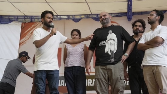Sonam Wangchuk hunger strike highlights: Stand-up comedian Kunal Kamra joined CJP protest on Wednesday. Sonam Wangchuk hunger strike highlights: Stand-up comedian Kunal Kamra joined CJP protest on Wednesday.
