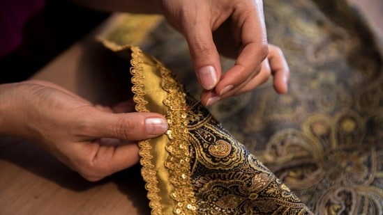 Identifying the markers of handloom saree helps to get your hands on a genuine saree.