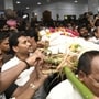 <p>అంతిమయాత్ర ముందుకు సాగుతుండగా…. ముద్రగడ పాడెను తన భుజాలపై మోసి ఆయన పట్ల తనకున్న అపారమైన గౌరవాన్ని, అనుబంధాన్ని చాటుకున్నారు. ఒక రాష్ట్ర మాజీ ముఖ్యమంత్రి స్థాయి నాయకుడు ఇలా స్వయంగా పాడె మోయడం అక్కడికి వచ్చిన ప్రజలను, అభిమానులను కదిలించింది.</p><p> </p>