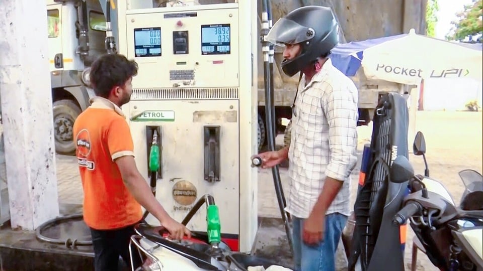 ১৫ জুলাই পশ্চিমবঙ্গে পেট্রোল ও ডিজেলের দামে কোনও পরিবর্তন হয়নি (ANI Video Grab)