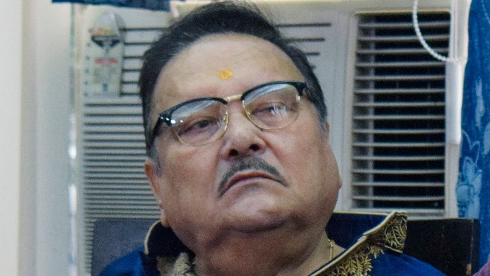 মঙ্গলবার রাতে স্বর্ণকমল সাহার বাড়িতে যান মদন মিত্র। (Saikat paul)
