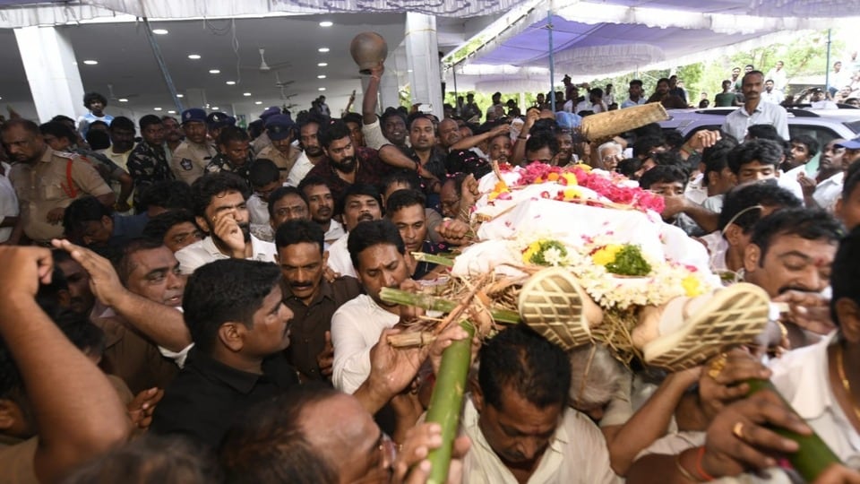 <p>కేవలం నివాళులర్పించి వెళ్లిపోకుండా, ముద్రగడ పద్మనాభం అంతిమ సంస్కారాల ప్రక్రియ పూర్తయ్యే వరకు వైఎస్ జగన్ అక్కడే ఉన్నారు. అనంతరం ప్రారంభమైన ముద్రగడ అంతిమయాత్రలో స్వయంగా పాల్గొన్నారు. </p><p> </p>