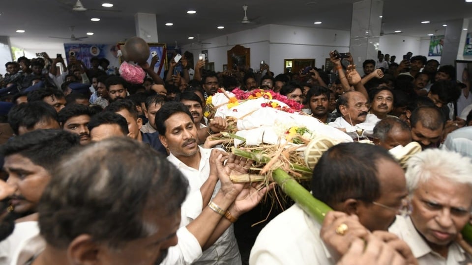 <p>మాజీ మంత్రి, కాపు ఉద్యమ నేత ముద్రగడ పద్మనాభం అంత్యక్రియలు ముగిశాయి. కాకినాడ జిల్లా కిర్లంపూడిలోని ఆయన ఇంటి ఆవరణలో కుటుంబసభ్యులు అంతిమ సంస్కారాలు నిర్వహించారు.</p>