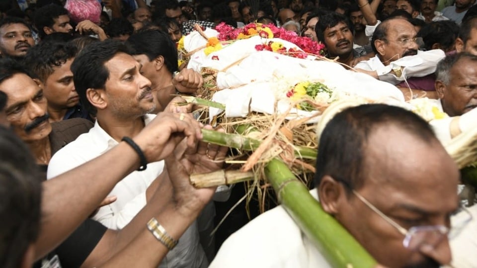 <p>అంతిమయాత్ర ముందుకు సాగుతుండగా…. ముద్రగడ పాడెను తన భుజాలపై మోసి ఆయన పట్ల తనకున్న అపారమైన గౌరవాన్ని, అనుబంధాన్ని చాటుకున్నారు. ఒక రాష్ట్ర మాజీ ముఖ్యమంత్రి స్థాయి నాయకుడు ఇలా స్వయంగా పాడె మోయడం అక్కడికి వచ్చిన ప్రజలను, అభిమానులను కదిలించింది.</p><p> </p>