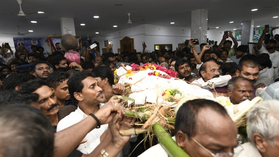 <p> ముద్రగడను కడసారి చూసేందుకు ఆయన అభిమానులు పెద్ద ఎత్తున అక్కడికి చేరుకున్నారు. అంతకుముందు ముద్రగడ భౌతికకాయానికి మాజీ సీఎం జగన్‌ నివాళులర్పించారు. ఆయన కుటుంబసభ్యులను పరామర్శించారు. ముద్రగడ సతీమణిని, ఆయన కుమారుడు ముద్రగడ గిరిబాబును కలిసి ఓదార్చారు. ఈ కష్ట సమయంలో కుటుంబానికి వైఎస్సార్‌సీపీ ఎల్లప్పుడూ అండగా ఉంటుందని భరోసా ఇచ్చారు. పద్మనాభం గడిపిన క్షణాలను, ఆయనతో ఉన్న ఆత్మీయ అనుబంధాన్ని ఈ సందర్భంగా గుర్తు చేసుకున్నారు.</p><p> </p>