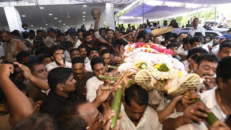 <p>కాపు సామాజికవర్గ సంక్షేమం కోసం, వారి హక్కుల సాధన కోసం దశాబ్దాలుగా పోరాడిన నేతగా ముద్రగడ పద్మనాభంకు పేరుంది. నిఖార్సయిన వ్యక్తిత్వానికి, రాజీపడని పోరాట పటిమకు ఆయన నిలువెత్తు నిదర్శనంగా నిలిచారు. ఇటీవల కాలంలో ఆయన వైఎస్సార్‌సీపీ శ్రేణులతో కలిసి నడిచారు. ఆయన మృతితో ఒక బలమైన ప్రజా నాయకుడిని కోల్పోయామని పార్టీ వర్గాలు ఆవేదన వ్యక్తం చేశాయి. ఈ అంతిమయాత్రకు పార్టీ శ్రేణులతో పాటు వేలాది మంది అభిమానులు, స్థానికులు తరలివచ్చి కన్నీటి వీడ్కోలు పలికారు.</p><p> </p>