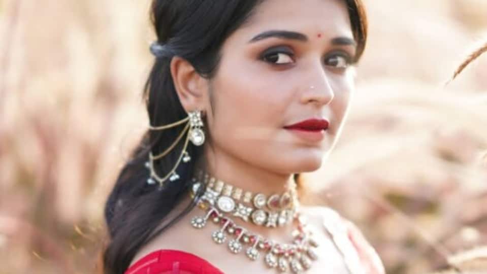 <p>ఎర్ర చీరలో, పంట చేనులో కుందనపు బొమ్మలా వెలిగిపోయింది ప్రియాంక జైన్. </p>(instagram-Priyanka M Jain)