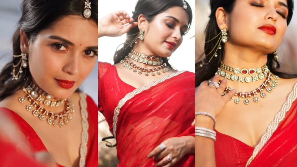 <p>సీరియల్ నటి, బిగ్ బాస్ ఫేమ్ ప్రియాంక జైన్ ఎర్ర చీరలో ఎలా మెరిసిపోయిందో చూశారా? ఈ పిక్స్ ఇప్పుడు ఇంటర్నెట్ ను షేక్ చేస్తున్నాయి. </p>(instagram-Priyanka M Jain)