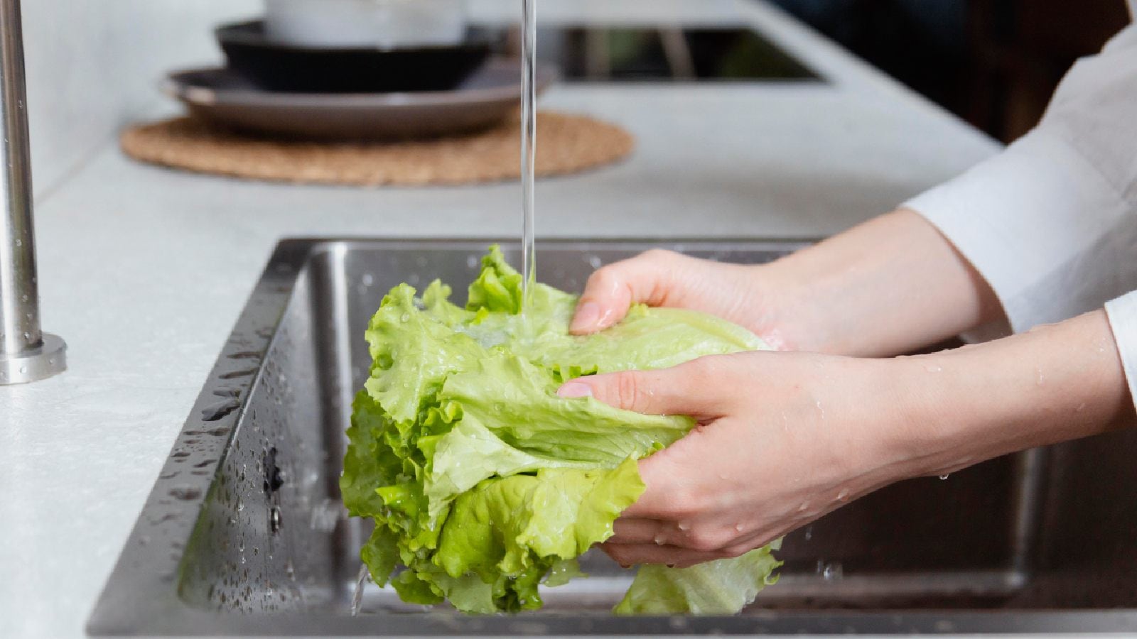 Eating fresh greens after cleaning them properly is essential, say experts. (Magnific)