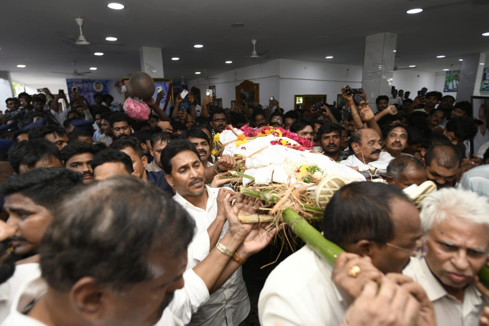 <p>మాజీ మంత్రి, కాపు ఉద్యమ నేత ముద్రగడ పద్మనాభం అంత్యక్రియలు ముగిశాయి. కాకినాడ జిల్లా కిర్లంపూడిలోని ఆయన ఇంటి ఆవరణలో కుటుంబసభ్యులు అంతిమ సంస్కారాలు నిర్వహించారు.</p> <p>మాజీ మంత్రి, కాపు ఉద్యమ నేత ముద్రగడ పద్మనాభం అంత్యక్రియలు ముగిశాయి. కాకినాడ జిల్లా కిర్లంపూడిలోని ఆయన ఇంటి ఆవరణలో కుటుంబసభ్యులు అంతిమ సంస్కారాలు నిర్వహించారు.</p>