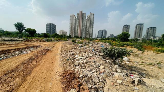 Residents alleged illegal dumping of C&D waste has continued for years, worsening dust pollution and sanitation issues in the neighbourhood. (Parveen Kumar/HT)