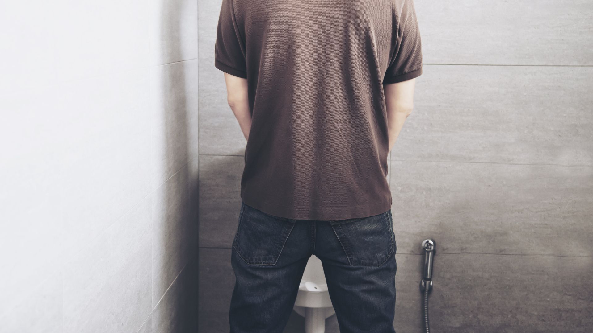 Frequent urge to use the restroom can be an early sign of prostate cancer. (Magnific) Frequent urge to use the restroom can be an early sign of prostate cancer. (Magnific)