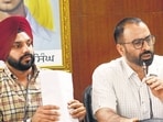 Mohali mayor Sarabjit Singh Samana with MC commissioner Sundeep Singh Garha during the House meet. (HT Photo)