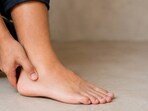 A swollen ankle is a sign of kidney disease.