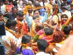 <p>అమ్మవారి ఆశీర్వాదంతో రాష్ట్రమంతా మంచి వర్షాలతో పాడి పంటలతో ఆయు ఆరోగ్యాలతో ఉండాలని అమ్మవారిని వేడుకున్నట్లు మంత్రి పొన్నం తెలిపారు. పోతరాజులతో కలిసి నృత్యం చేసూ సందడి చేశారు. </p>
