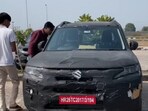 <p>ఈ సరికొత్త అప్‌డేట్‌లో బ్రెజ్జా పూర్తిగా మారిపోకుండా, కస్టమర్లను ఆకట్టుకునేలా అవసరమైన మేర డిజైన్ మార్పులతో వస్తోంది. లీకైన ఫోటోల ప్రకారం.. దీని ఫ్రంట్ అండ్ రియర్ బంపర్లను మరింత స్టైలిష్‌గా మార్చారు. కొత్త లైటింగ్ ఎలిమెంట్స్, సరికొత్త ఫోర్-స్పోక్ అలాయ్ వీల్స్ ఈ కారుకు ప్రీమియం లుక్‌ను ఇస్తున్నాయి. కారు లోపలి భాగంలో సరికొత్త కలర్ స్కీమ్, డ్యాష్‌బోర్డ్‌పై కొత్త ట్రిమ్ ఆప్షన్లను జోడించారు.</p>