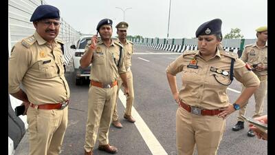 A joint inspection of the expressway by the Lucknow Traffic Police and NHAI on Thursday. (Sourced) A joint inspection of the expressway by the Lucknow Traffic Police and NHAI on Thursday. (Sourced)