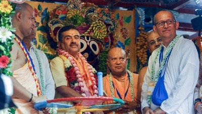 শুভেন্দু জানান, সরকারের মূল লক্ষ্য হল স্কুলপড়ুয়াদের হাতে উন্নতমানের, পুষ্টিকর এবং বিশুদ্ধ খাবার তুলে দেওয়া। (Saikat Paul) শুভেন্দু জানান, সরকারের মূল লক্ষ্য হল স্কুলপড়ুয়াদের হাতে উন্নতমানের, পুষ্টিকর এবং বিশুদ্ধ খাবার তুলে দেওয়া। (Saikat Paul)