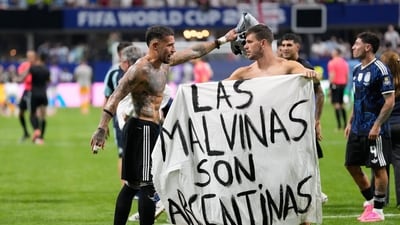 Los jugadores argentinos exhiben la pancarta de las Malvinas después de la victoria sobre Inglaterra en la Copa del Mundo; en peligro de enfrentar sanciones de la FIFA