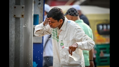 People seen out on a hot day at Connaught Place in New Delhi on Thursday (Sanchit Khanna/ Hindustan Times) People seen out on a hot day at Connaught Place in New Delhi on Thursday (Sanchit Khanna/ Hindustan Times)