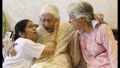 Pratibha Joshi celebrates her 100th birthday with her daughters and family members (Deepak Gupta/HT) Pratibha Joshi celebrates her 100th birthday with her daughters and family members (Deepak Gupta/HT)