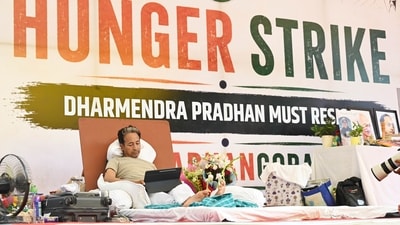 नई दिल्ली के जंतर-मंतर पर लगातार उन्नीसवें दिन अपनी अनिश्चितकालीन भूख हड़ताल जारी रखते हुए कार्यकर्ता सोनम वांगचुक की सुबह चिकित्सा जांच की गई। (हिन्दुस्तान टाइम्स)