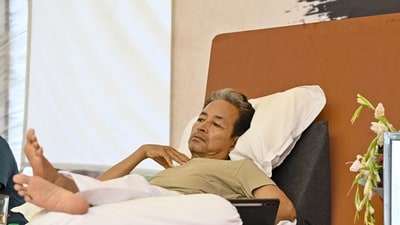 कार्यकर्ता सोनम वांगचुक ने बुधवार, 15 जुलाई, 2026 को नई दिल्ली, भारत के जंतर मंतर पर लगातार अठारहवें दिन अपनी अनिश्चितकालीन भूख हड़ताल जारी रखते हुए सुबह की चिकित्सा जांच की। (हिंदुस्तान टाइम्स) कार्यकर्ता सोनम वांगचुक ने बुधवार, 15 जुलाई, 2026 को नई दिल्ली, भारत के जंतर मंतर पर लगातार अठारहवें दिन अपनी अनिश्चितकालीन भूख हड़ताल जारी रखते हुए सुबह की चिकित्सा जांच की। (हिंदुस्तान टाइम्स)