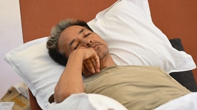 अपनी अनिश्चितकालीन भूख हड़ताल जारी रखते हुए कार्यकर्ता सोनम वांगचुक की सुबह चिकित्सा जांच की गई। (संजीव वर्मा/एचटी फोटो)