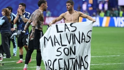 Argentina's defender #19 Nicolas Otamendi (L) and midfielder #11 Giovani Lo Celso show a banner that reads in Spanish, "The Malvinas (Falkland Islands) belong to Argentina," (Photo by Thomas COEX / AFP) (AFP) Argentina's defender #19 Nicolas Otamendi (L) and midfielder #11 Giovani Lo Celso show a banner that reads in Spanish, "The Malvinas (Falkland Islands) belong to Argentina," (Photo by Thomas COEX / AFP) (AFP)