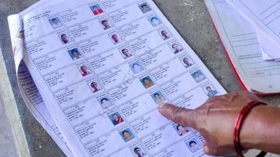 তদন্তকারীদের দাবি, দীর্ঘদিন ধরে একটি সংগঠিত চক্র বাংলাদেশি অনুপ্রবেশকারীদের মোটা টাকার বিনিময়ে আধার কার্ড, ভোটার পরিচয়পত্র, প্যান কার্ড, ই-শ্রম কার্ড-সহ একাধিক সরকারি নথি তৈরি করে দিত। (HT_PRINT)