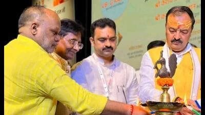 Union MoS Kamlesh Paswan (Centre) and UP deputy CM KP Maurya (right) inaugurating Panch Sammelan in Varanasi. (HT photo) Union MoS Kamlesh Paswan (Centre) and UP deputy CM KP Maurya (right) inaugurating Panch Sammelan in Varanasi. (HT photo)