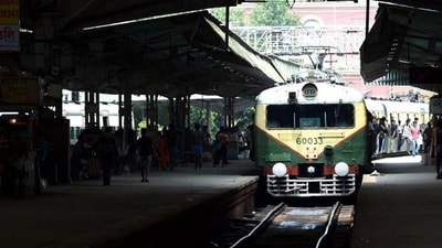 ১৮ ও ১৯ জুলাই শিয়ালদহ ডিভিশনের একাধিক লোকাল ও দূরপাল্লার ট্রেন বাতিল, সংক্ষিপ্ত পথে চলাচল কিংবা নির্ধারিত সময়ের থেকে দেরিতে চলবে। ১৮ ও ১৯ জুলাই শিয়ালদহ ডিভিশনের একাধিক লোকাল ও দূরপাল্লার ট্রেন বাতিল, সংক্ষিপ্ত পথে চলাচল কিংবা নির্ধারিত সময়ের থেকে দেরিতে চলবে।