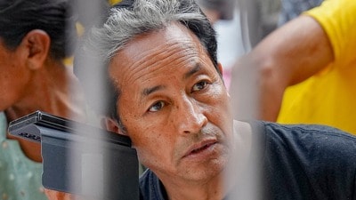Sonam Wangchuk: 19 రోజులుగా నిరాహార దీక్ష.. ఈ సైంటిస్ట్పై వచ్చిన మూవీ 3 ఇడియట్స్ కాదు.. ఓటీటీలోని ఈ డాక్యుమెంటరీ చూడండి (PTI Photo/Shahbaz Khan) Sonam Wangchuk: 19 రోజులుగా నిరాహార దీక్ష.. ఈ సైంటిస్ట్పై వచ్చిన మూవీ 3 ఇడియట్స్ కాదు.. ఓటీటీలోని ఈ డాక్యుమెంటరీ చూడండి (PTI Photo/Shahbaz Khan)