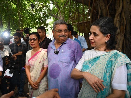 কল্যাণের অভিযোগ, লোকসভা ও রাজ্যসভায় নিজেদের সংখ্যা বাড়ানোর জন্য পরিকল্পিতভাবে বিরোধী দলের সাংসদদের ভাঙাচ্ছে বিজেপি। 