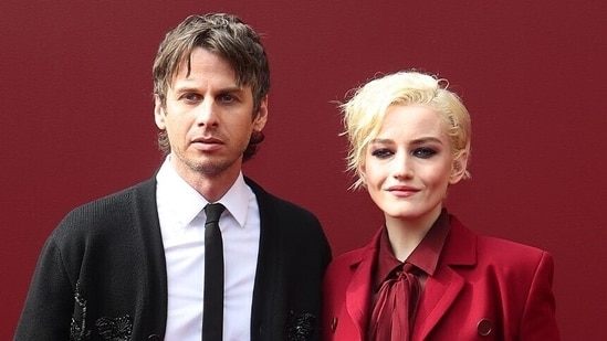 Julia Garner, Mark Foster