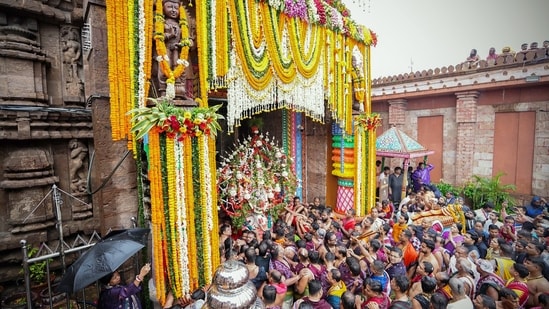 Devotees carry Lord Balabhadra to the Taladhwaja Ratha during Mahaprabhu Jagannath Rath Yatra at Puri Jagannath temple, in Puri on Thursday. (@JagannathaDhaam X/ANI Photo)