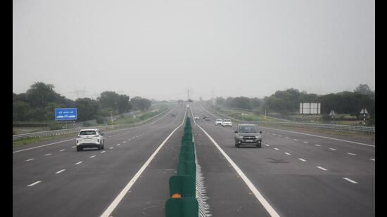 Data released by the National Highways Authority of India (NHAI) shows that 13,328 vehicles travelled on the new expressway between 8am on July 14 and 8am on July 15, while 20,062 vehicles crossed the Nawabganj toll plaza on the existing Lucknow–Kanpur Highway (NH-27) during the same period. (HT Photo)