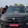 <p>ఈ సరికొత్త అప్‌డేట్‌లో బ్రెజ్జా పూర్తిగా మారిపోకుండా, కస్టమర్లను ఆకట్టుకునేలా అవసరమైన మేర డిజైన్ మార్పులతో వస్తోంది. లీకైన ఫోటోల ప్రకారం.. దీని ఫ్రంట్ అండ్ రియర్ బంపర్లను మరింత స్టైలిష్‌గా మార్చారు. కొత్త లైటింగ్ ఎలిమెంట్స్, సరికొత్త ఫోర్-స్పోక్ అలాయ్ వీల్స్ ఈ కారుకు ప్రీమియం లుక్‌ను ఇస్తున్నాయి. కారు లోపలి భాగంలో సరికొత్త కలర్ స్కీమ్, డ్యాష్‌బోర్డ్‌పై కొత్త ట్రిమ్ ఆప్షన్లను జోడించారు.</p>